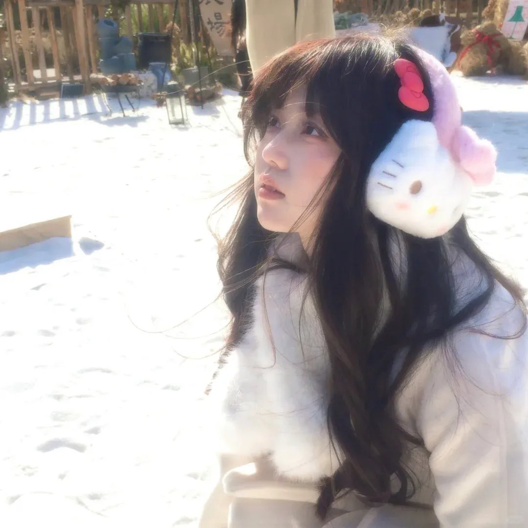 端盘子的姑娘